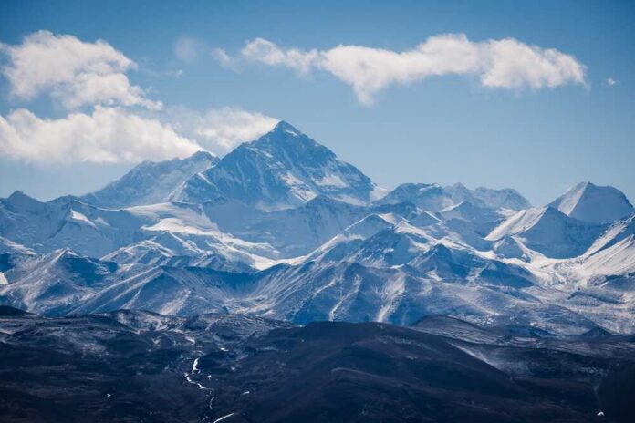 shutterstock_2597288137.jpg Mount Everest