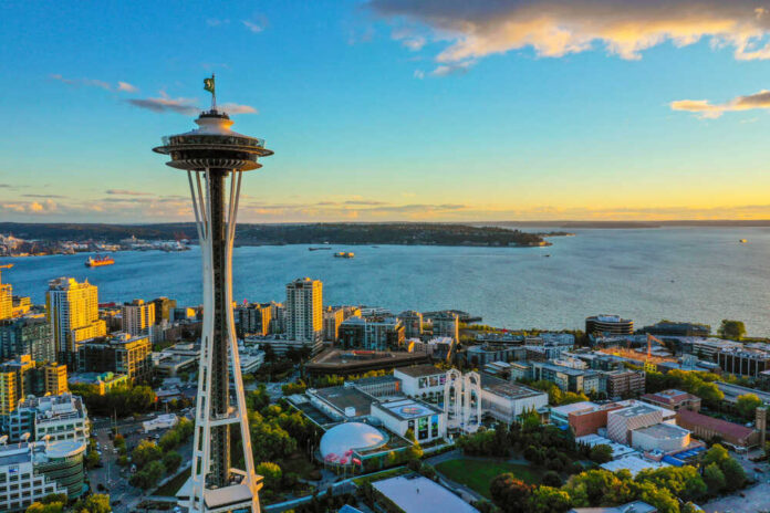 Seattle,,Washington,,Usa,-,September,15,,2018:,Seattle,Space,Needle Space Needle overlooking Seattle waterfront at sunset
